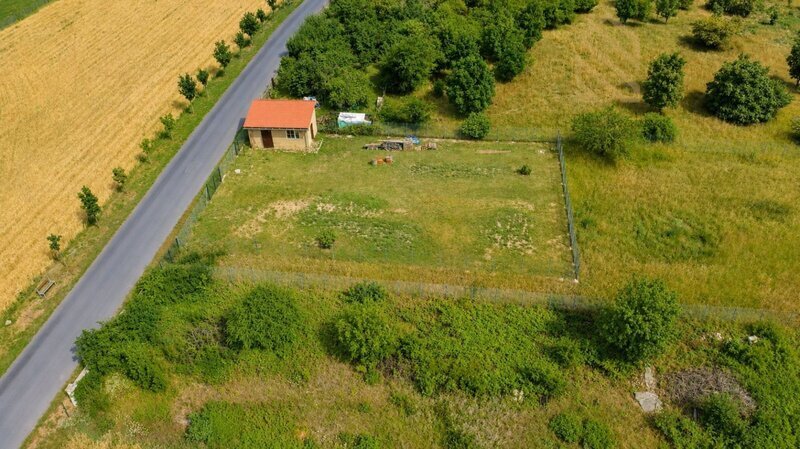 Prodej pozemku 905 m/2, zahradní domek 28 m/2 v obci Žitenice