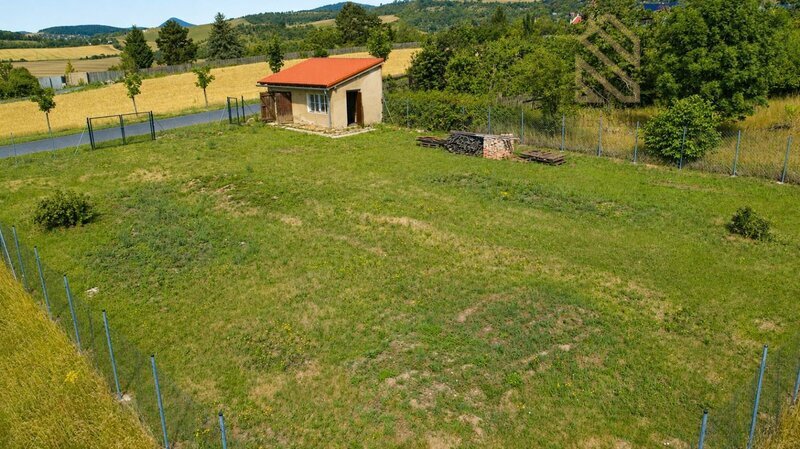 Prodej pozemku 905 m/2, zahradní domek 28 m/2 v obci Žitenice