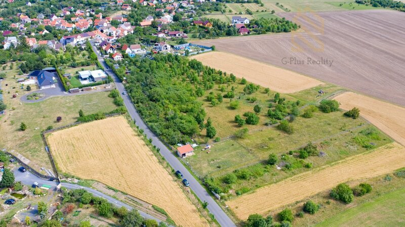 Prodej pozemku 905 m/2, zahradní domek 28 m/2 v obci Žitenice