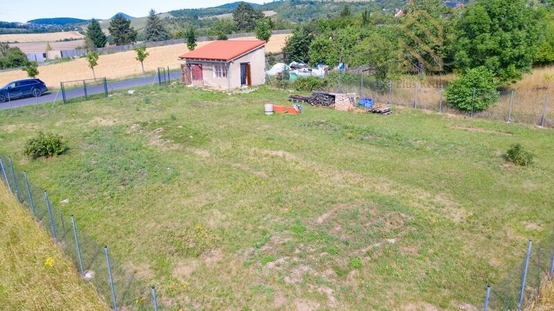 Prodej pozemku 905 m/2, zahradní domek 28 m/2 v obci Žitenice