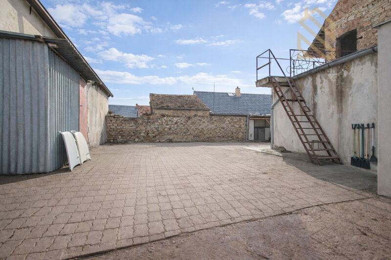 Veltěže – funkční autoservis 225 m2 , celý  objekt 1326 m2 , v Obci  Veltěže, okres Louny