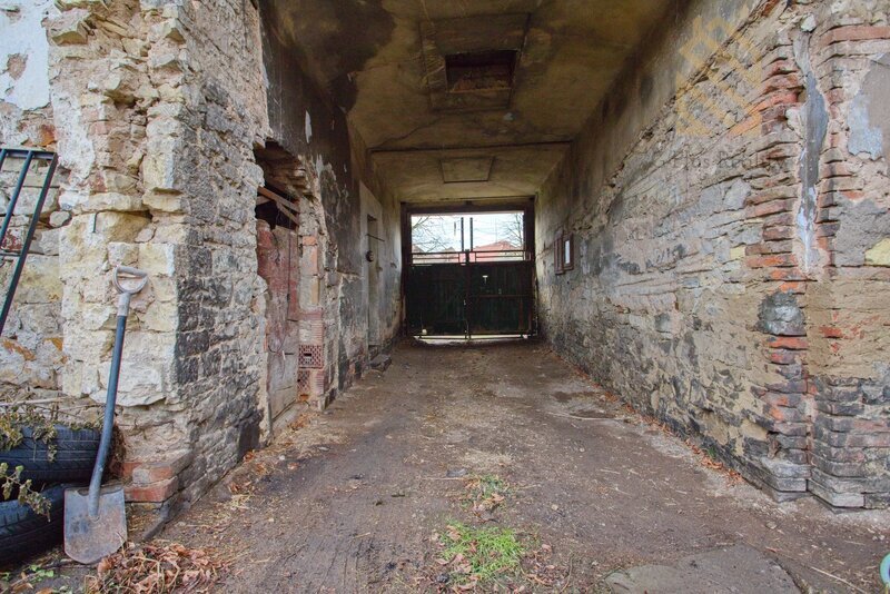 Veltěže – funkční autoservis 225 m2 , celý  objekt 1326 m2 , v Obci  Veltěže, okres Louny