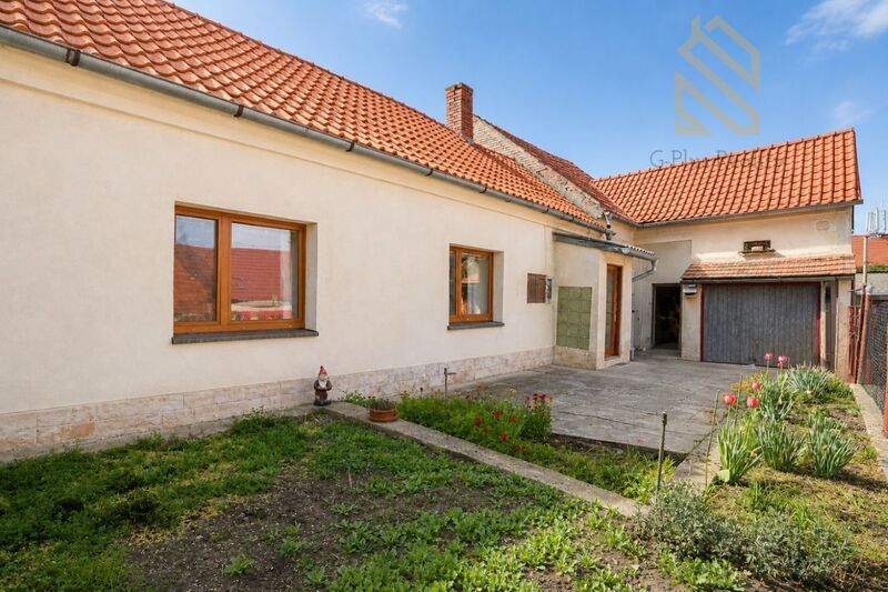 Prodej, rodinný dům 335 m2, pozemek 892 m2, obec Raná u Loun