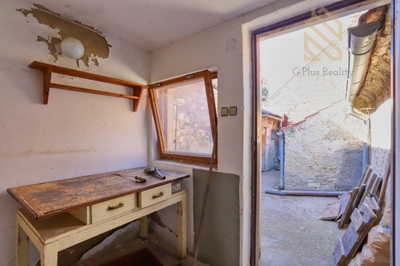 Prodej, rodinný dům 335 m2, pozemek 892 m2, obec Raná u Loun
