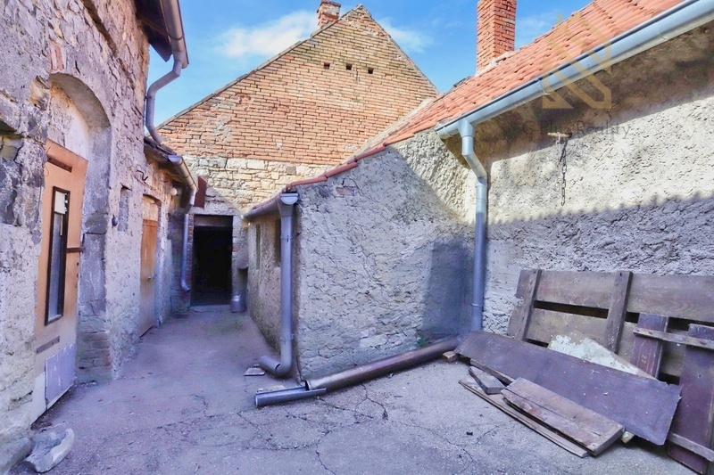 Prodej, rodinný dům 335 m2, pozemek 892 m2, obec Raná u Loun