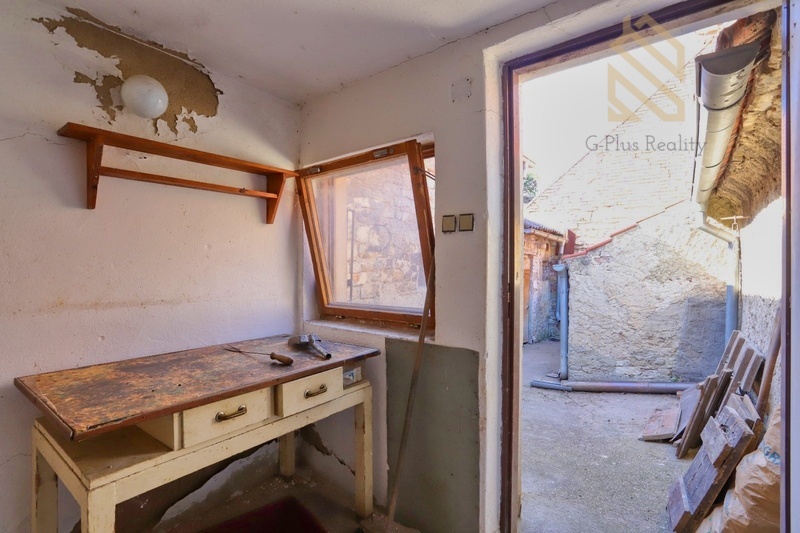 Prodej, rodinný dům 335 m2, pozemek 892 m2, obec Raná u Loun