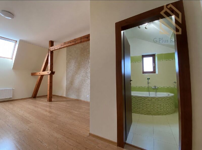 Prostorný podkrovní byt 2+1, 79 m2, Louny